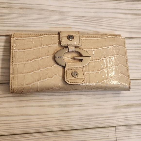 WOMENS Guess cream patent reptile skin wallet. - Picture 1 of 15